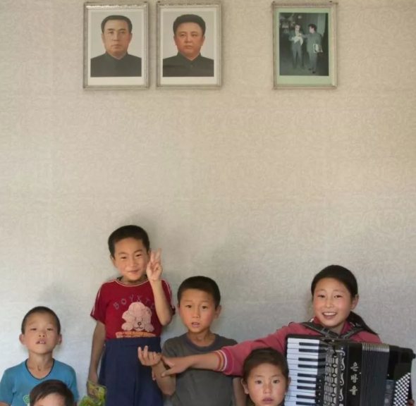 Foto - Yasak olmasına rağmen ortaya çıkardı! Nükleer gücü olan ülkede olay görüntüler