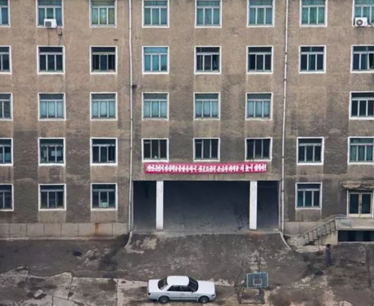 Foto - Yasak olmasına rağmen ortaya çıkardı! Nükleer gücü olan ülkede olay görüntüler