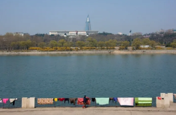 Foto - Yasak olmasına rağmen ortaya çıkardı! Nükleer gücü olan ülkede olay görüntüler