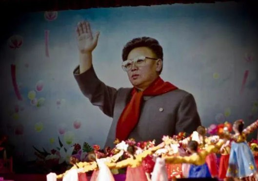 Foto - Yasak olmasına rağmen ortaya çıkardı! Nükleer gücü olan ülkede olay görüntüler