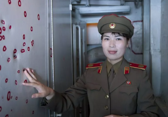 Foto - Yasak olmasına rağmen ortaya çıkardı! Nükleer gücü olan ülkede olay görüntüler