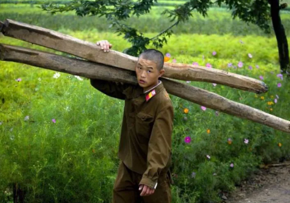 Foto - Yasak olmasına rağmen ortaya çıkardı! Nükleer gücü olan ülkede olay görüntüler