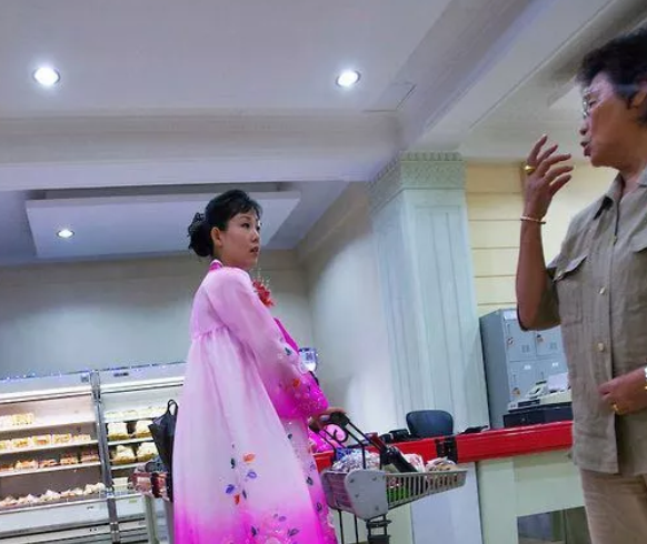 Foto - Yasak olmasına rağmen ortaya çıkardı! Nükleer gücü olan ülkede olay görüntüler