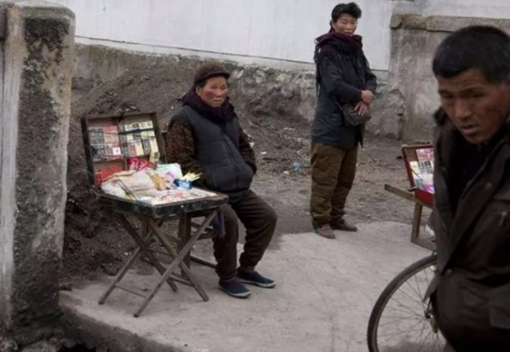 Foto - Yasak olmasına rağmen ortaya çıkardı! Nükleer gücü olan ülkede olay görüntüler