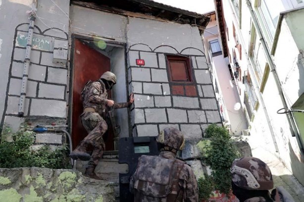 Foto - Yasak öncesi İstanbul sokaklarında nefes kesen operasyon