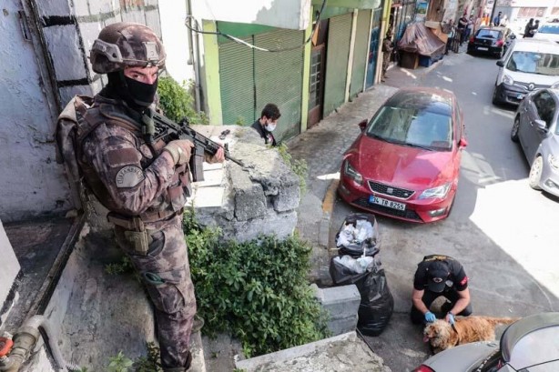 Foto - Yasak öncesi İstanbul sokaklarında nefes kesen operasyon
