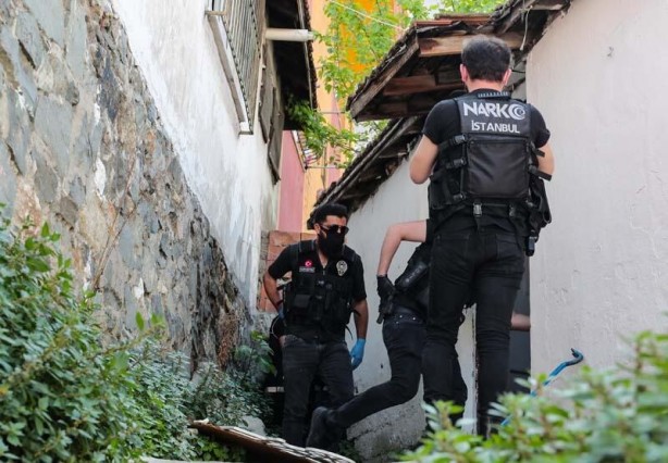 Foto - Yasak öncesi İstanbul sokaklarında nefes kesen operasyon
