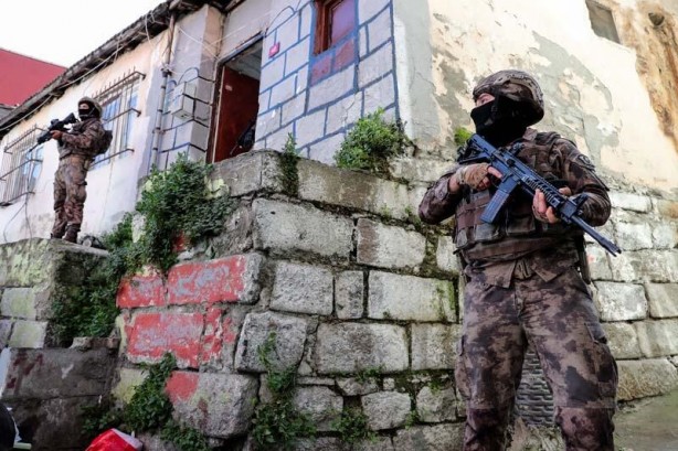 Foto - Yasak öncesi İstanbul sokaklarında nefes kesen operasyon