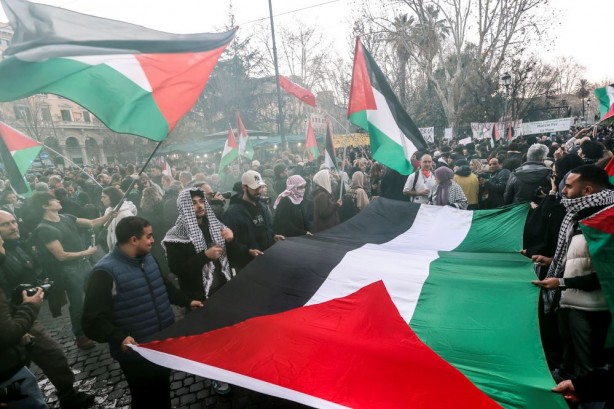 Foto - Yasaklanmasına rağmen binlerce kişi Filistin için sokaklarda