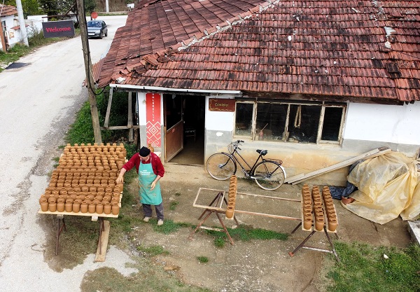 Foto - "Yaşayan İnsan Hazinesi" çocuklara çömlek sanatını öğretiyor