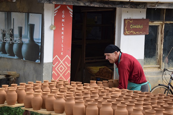 Foto - "Yaşayan İnsan Hazinesi" çocuklara çömlek sanatını öğretiyor