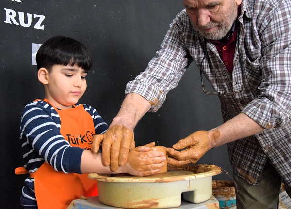 Foto - "Yaşayan İnsan Hazinesi" çocuklara çömlek sanatını öğretiyor