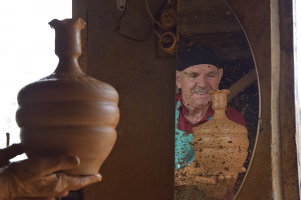 Foto - "Yaşayan İnsan Hazinesi" çocuklara çömlek sanatını öğretiyor