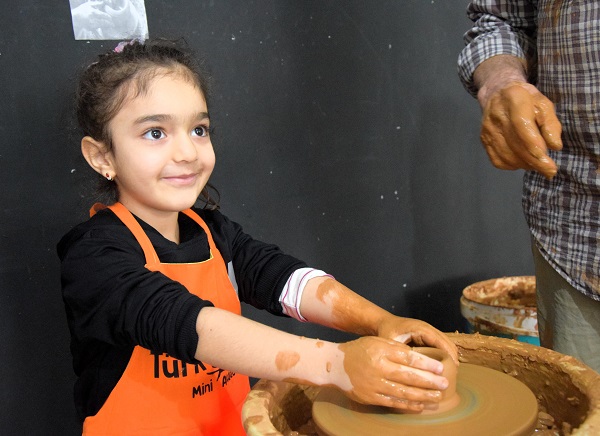 Foto - "Yaşayan İnsan Hazinesi" çocuklara çömlek sanatını öğretiyor