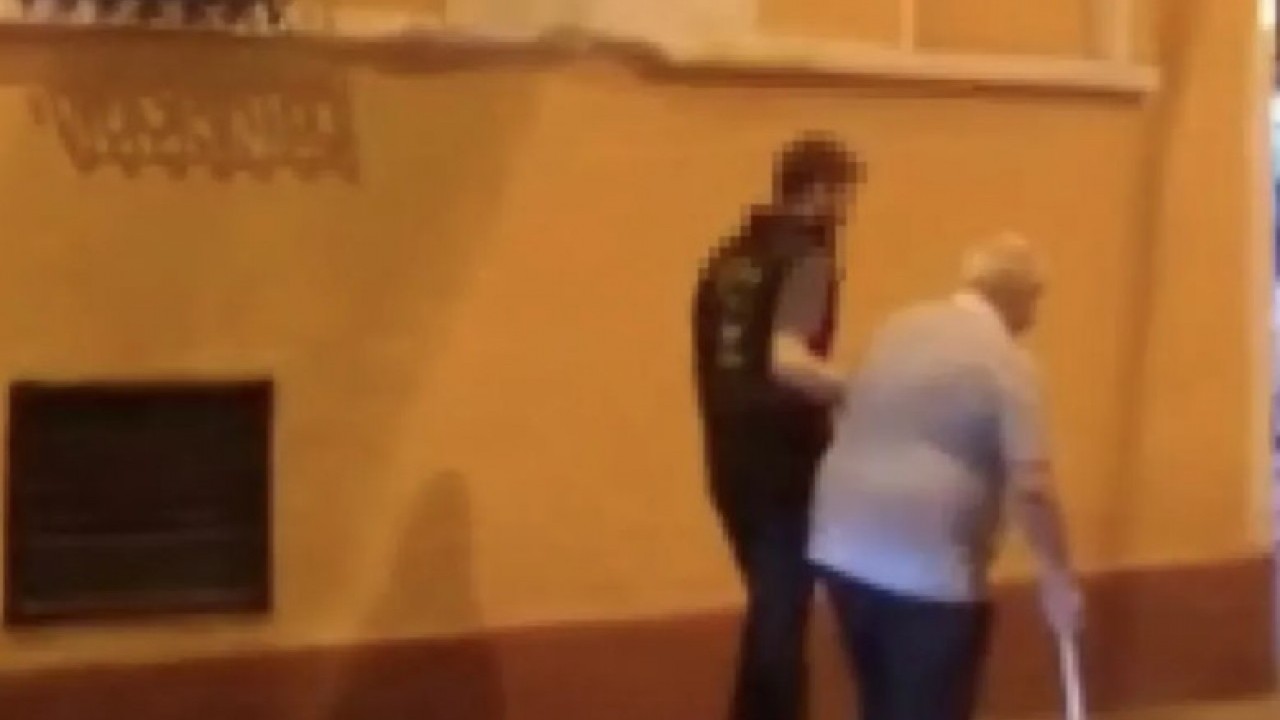 Foto - Yaşıdan başından utan! Elinde bastonuyla yaptığı işe bak!