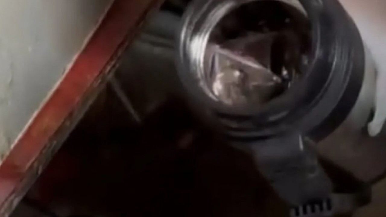 Foto - Yaşıdan başından utan! Elinde bastonuyla yaptığı işe bak!