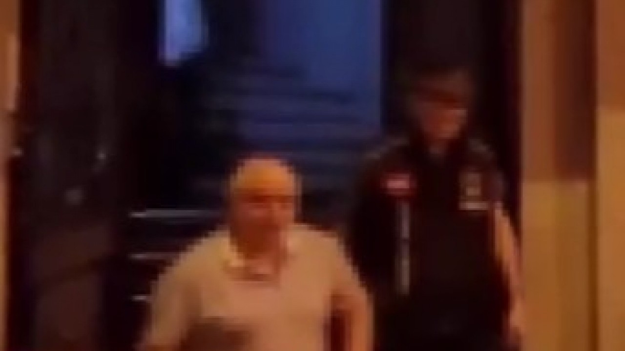 Foto - Yaşıdan başından utan! Elinde bastonuyla yaptığı işe bak!