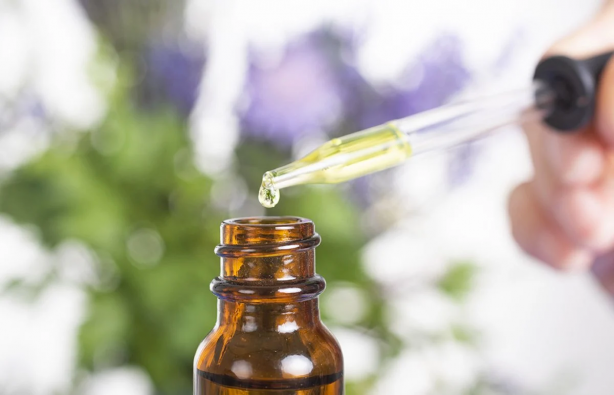 Yaşlanmanın önüne geçmek meğer bu kadar kolaymış! Birkaç damlası bile yetiyor! Duyunca şok olacaksınız