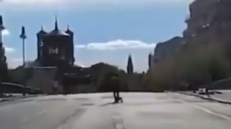 Foto - Yaşlı adam 99 adet telefonu el arabasına koyup, konumlarını açıp her gün yürüyor! Neden yaptığını duyan 'Yok artık' diyor