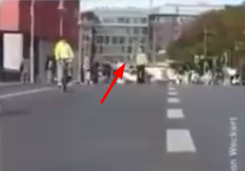 Foto - Yaşlı adam 99 adet telefonu el arabasına koyup, konumlarını açıp her gün yürüyor! Neden yaptığını duyan 'Yok artık' diyor