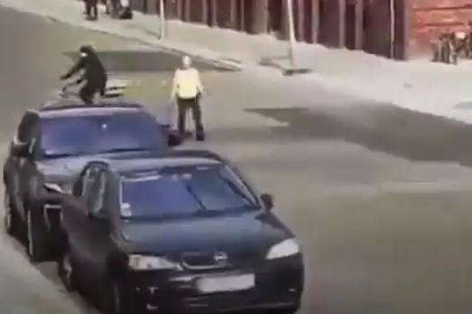 Foto - Yaşlı adam 99 adet telefonu el arabasına koyup, konumlarını açıp her gün yürüyor! Neden yaptığını duyan 'Yok artık' diyor