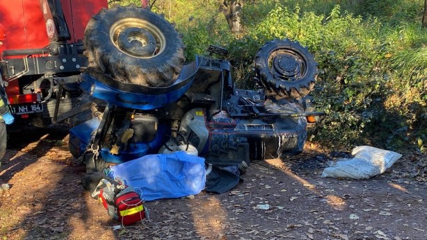 Yaşlı adam devrilen traktörün altında can verdi!