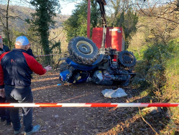Foto - Yaşlı adam devrilen traktörün altında can verdi!