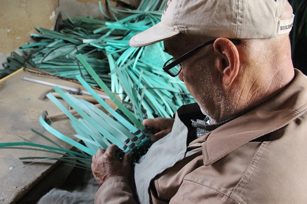 Foto - Yaşlı adam felçli haliyle böyle çalışıyor!