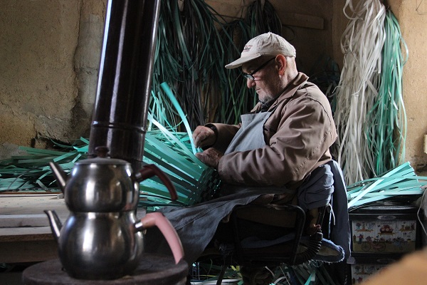 Foto - Yaşlı adam felçli haliyle böyle çalışıyor!