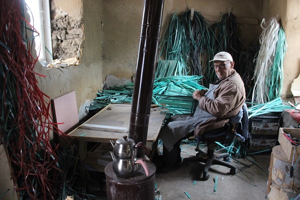 Foto - Yaşlı adam felçli haliyle böyle çalışıyor!