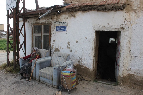 Foto - Yaşlı adam felçli haliyle böyle çalışıyor!