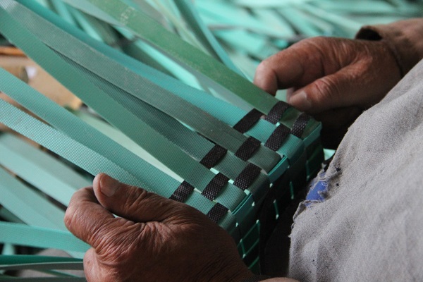 Foto - Yaşlı adam felçli haliyle böyle çalışıyor!