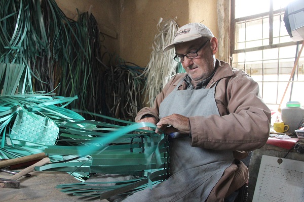 Foto - Yaşlı adam felçli haliyle böyle çalışıyor!