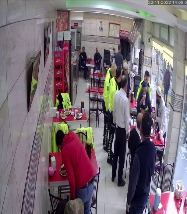 Foto - Yaşlı adam ölümden döndü! Polis öyle bir hamle yaptı ki...