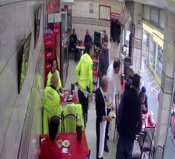 Foto - Yaşlı adam ölümden döndü! Polis öyle bir hamle yaptı ki...