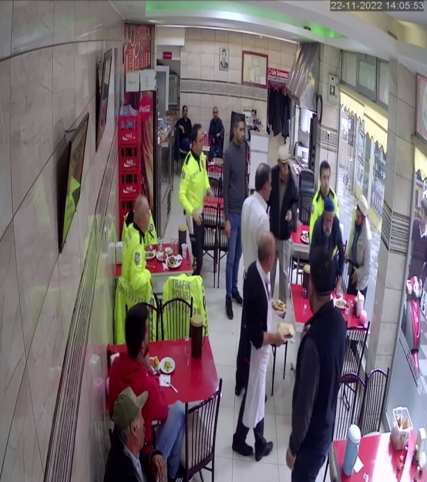 Foto - Yaşlı adam ölümden döndü! Polis öyle bir hamle yaptı ki...