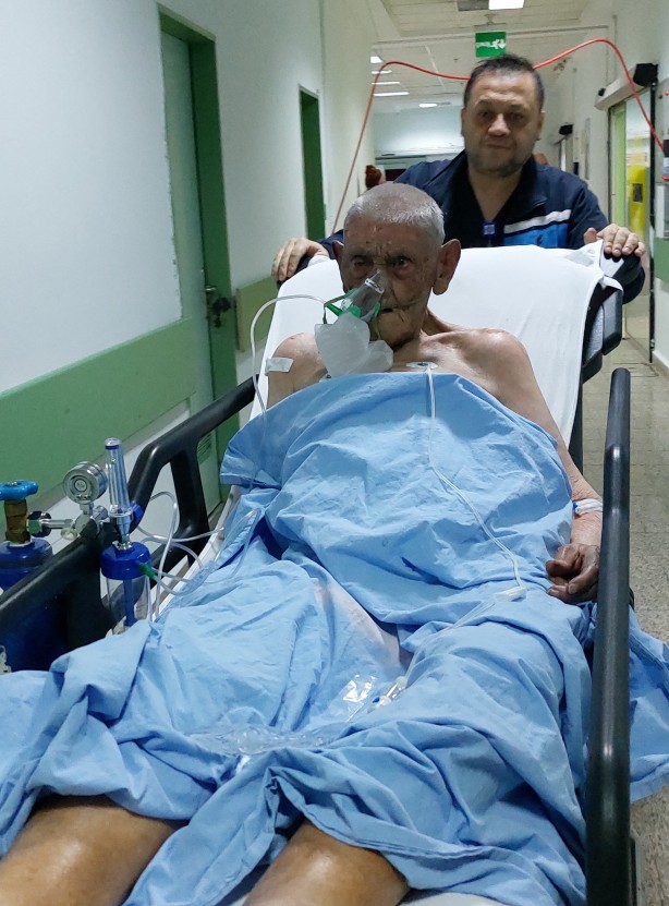 Foto - Yaşlı adam yalnız yaşadığı evde çıkan yangında ölümden döndü