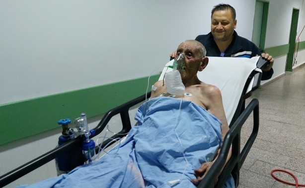 Foto - Yaşlı adam yalnız yaşadığı evde çıkan yangında ölümden döndü