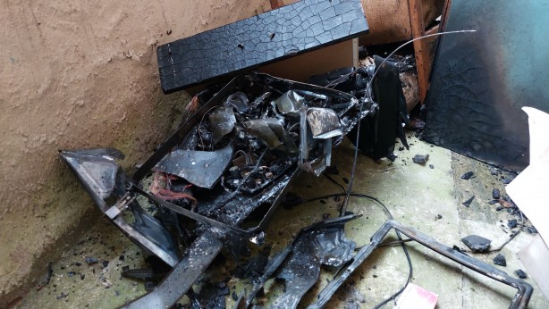 Yaşlı adam yalnız yaşadığı evde çıkan yangında ölümden döndü