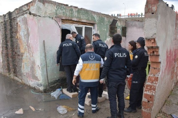 Foto - Yaşlı adamı ikna edemeyen polis memuru üşümesin diye için sobasını yaktı