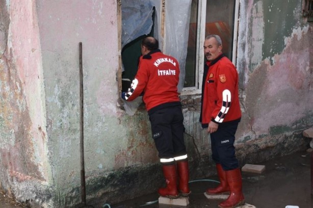 Foto - Yaşlı adamı ikna edemeyen polis memuru üşümesin diye için sobasını yaktı