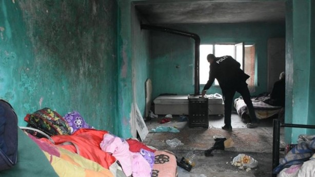 Foto - Yaşlı adamı ikna edemeyen polis memuru üşümesin diye için sobasını yaktı