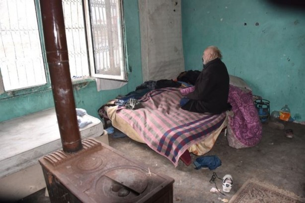 Foto - Yaşlı adamı ikna edemeyen polis memuru üşümesin diye için sobasını yaktı