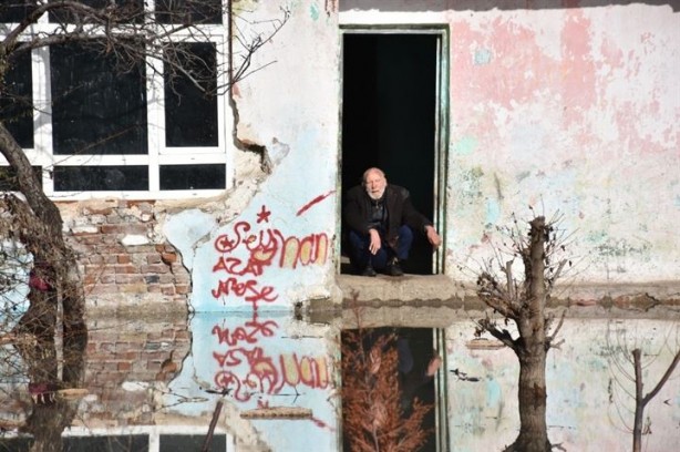 Yaşlı adamı ikna edemeyen polis memuru üşümesin diye için sobasını yaktı