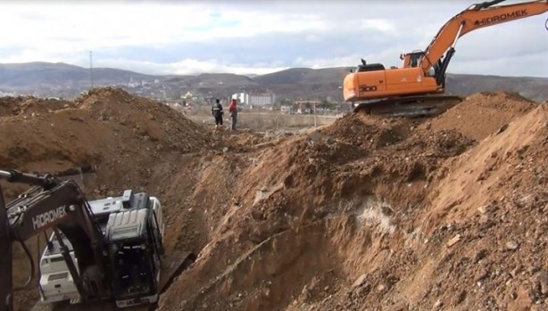 Foto - Yaşlı adamı ikna edemeyen polis memuru üşümesin diye için sobasını yaktı