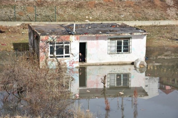 Foto - Yaşlı adamı ikna edemeyen polis memuru üşümesin diye için sobasını yaktı