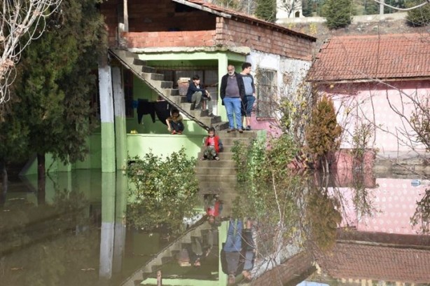 Foto - Yaşlı adamı ikna edemeyen polis memuru üşümesin diye için sobasını yaktı