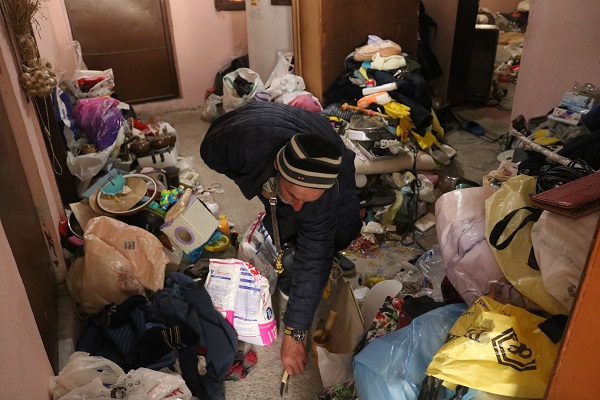 Yaşlı adamın içler acısı hali! Bir ev 8 senede bu hale nasıl gelir? 