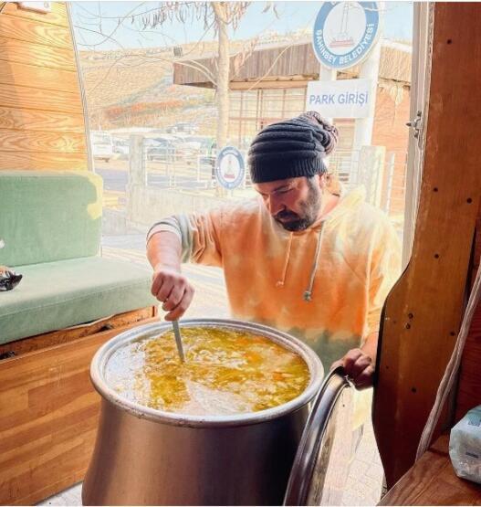 Foto - Yaşlı bir adama attığı dayakla gündeme gelmişti! Halil Sezai bile deprem bölgesine gitti