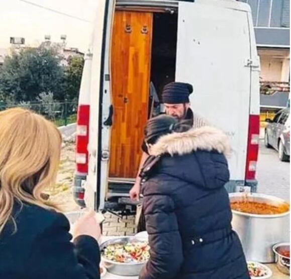 Foto - Yaşlı bir adama attığı dayakla gündeme gelmişti! Halil Sezai bile deprem bölgesine gitti